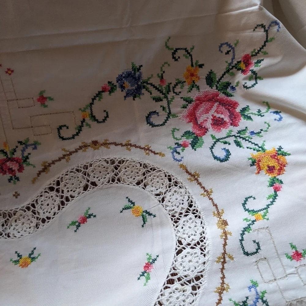 Handmade Italian Lace Bed Cover Embroidered - Picture 2 of 7